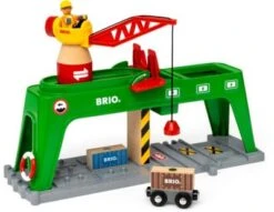 BRIO World 33996 Bahn Verlade Terminal - Mit Beweglichem Kran Zum Umladen Von Gütern Auf Die Schiene, Straße Und Das Schiff - Empfohlen Für Kinder Ab 3 Jahren