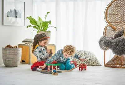 BRIO Reisezug Set Mit Busbahnhof – Bild 2